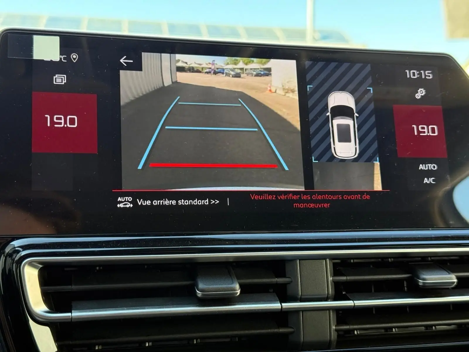 Écran intérieur du Citroën C5 Aircross blanc banquise montrant la caméra de recul avec guidage de trajectoire.