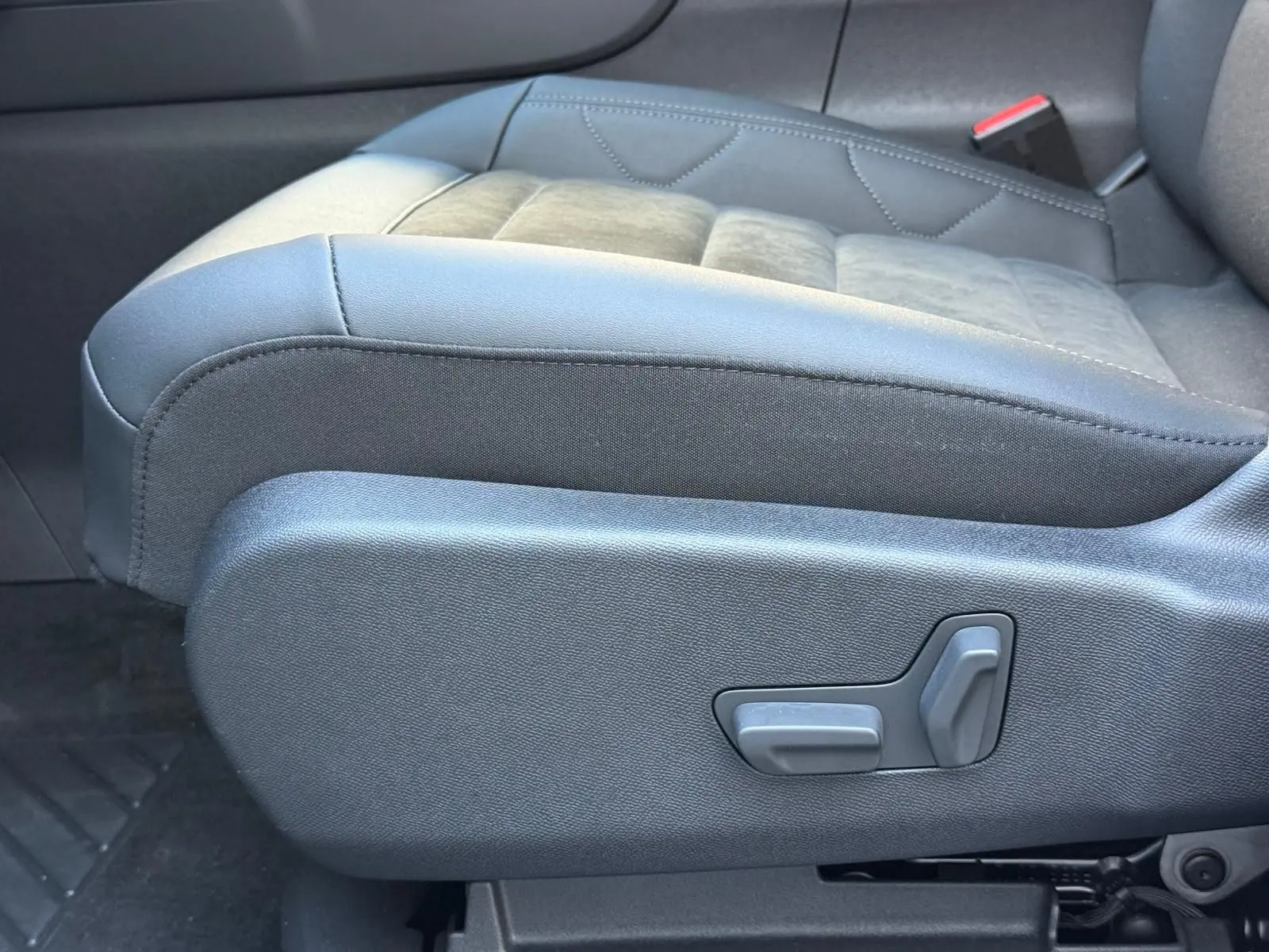 Gros plan sur le siège conducteur noir du Citroën C5 Aircross 2024, mettant en valeur les commandes de réglage électrique.