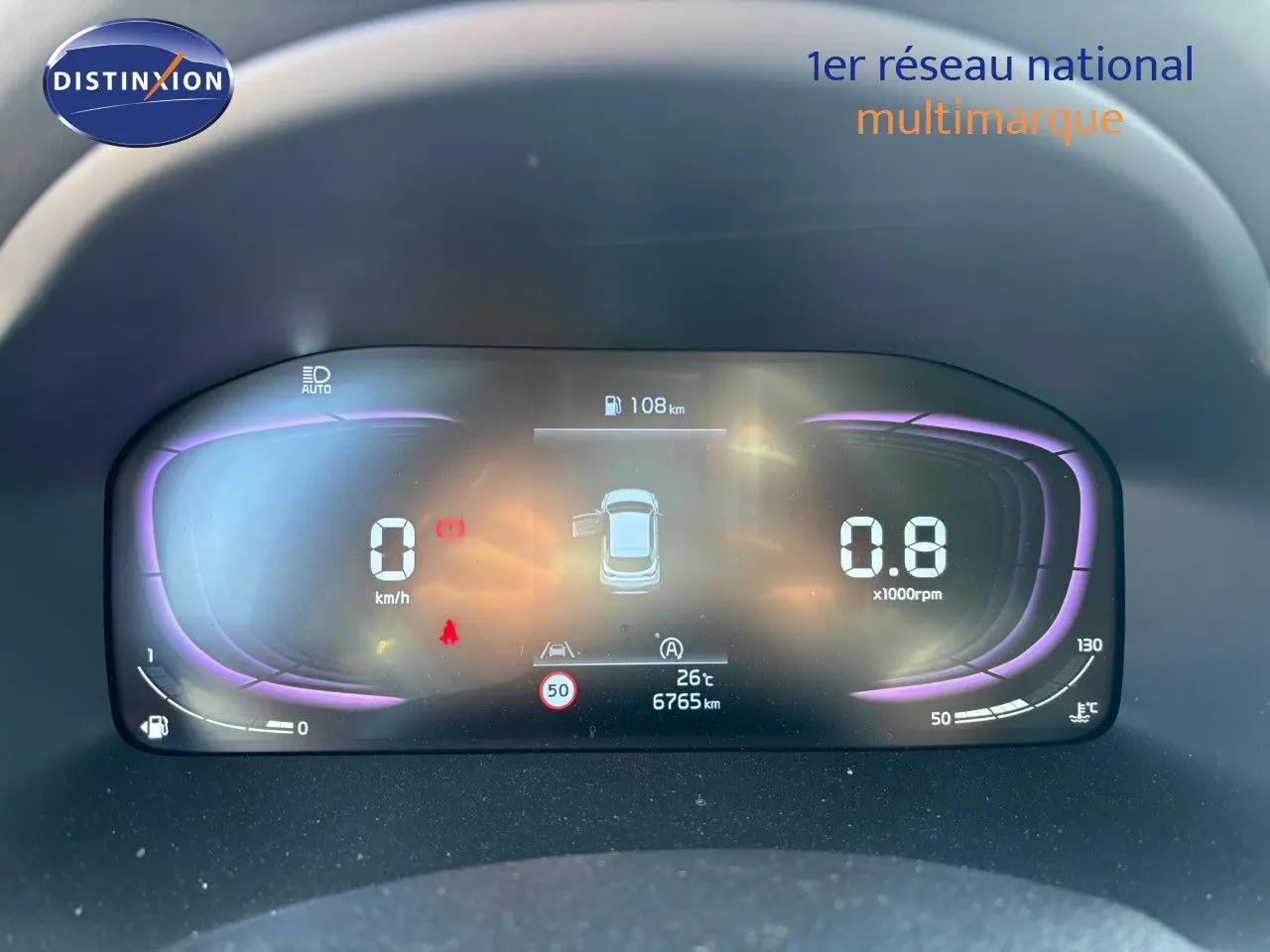 Affichage numérique du tableau de bord du Kia Stonic 2024, montrant vitesse, régime et autonomie restante.