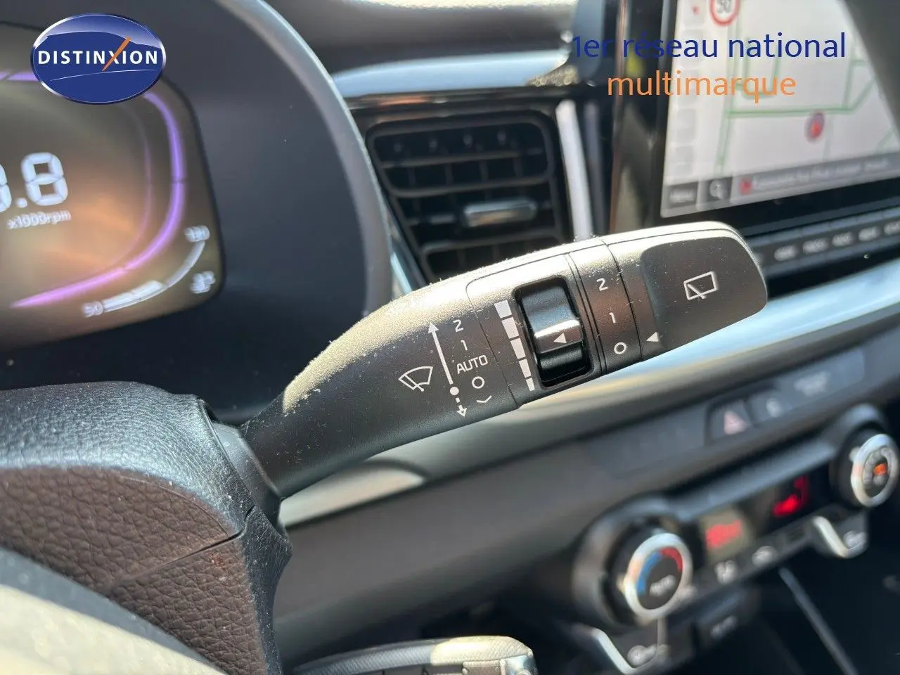 Gros plan sur la commande d'essuie-glace du tableau de bord d'un KIA STONIC gris météore 2024, intérieur moderne.