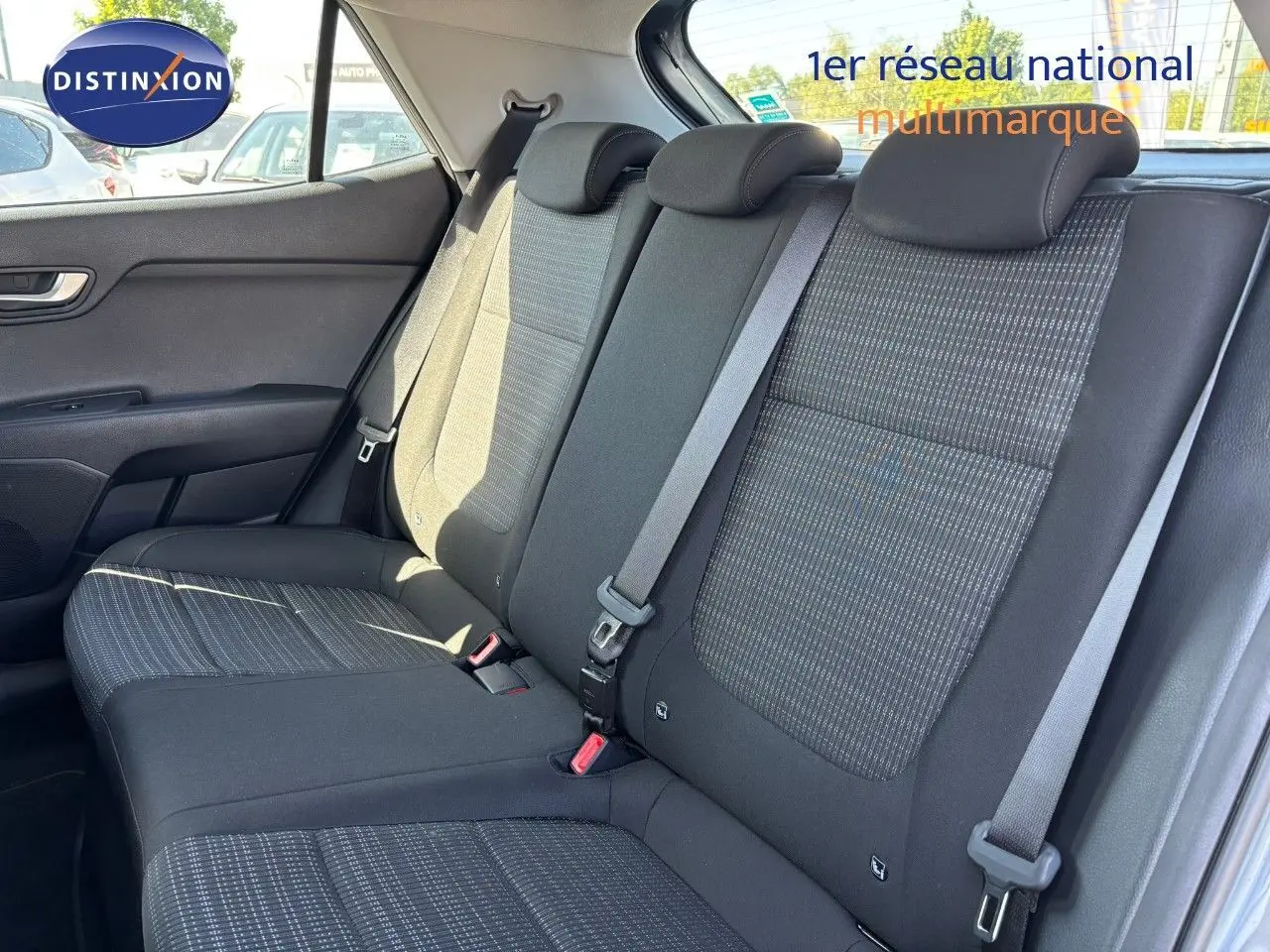 Banquette arrière en tissu gris avec ceintures de sécurité, vue côté gauche de la Kia Stonic 2024 gris météore.