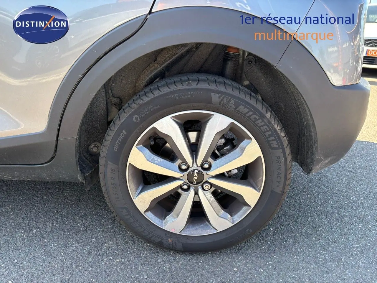 Gros plan sur la roue avant gauche du KIA STONIC gris météore 2024 avec jante alliage et pneu Michelin.