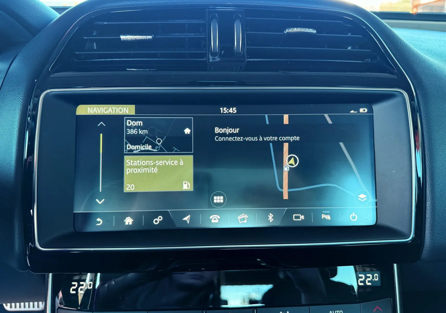 Écran tactile de navigation et tableau de bord noir de la Jaguar XE 2.0D 180CH Prestige vue de face intérieure