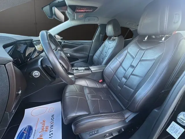 Intérieur noir cuir du DS4 2022 vu côté conducteur, avec sièges chauffants et tableau de bord moderne.