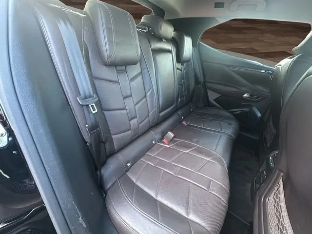 Vue intérieure côté gauche des sièges arrière en cuir noir du DS4 1.5 BlueHDi 130 Rivoli automatique 2022.