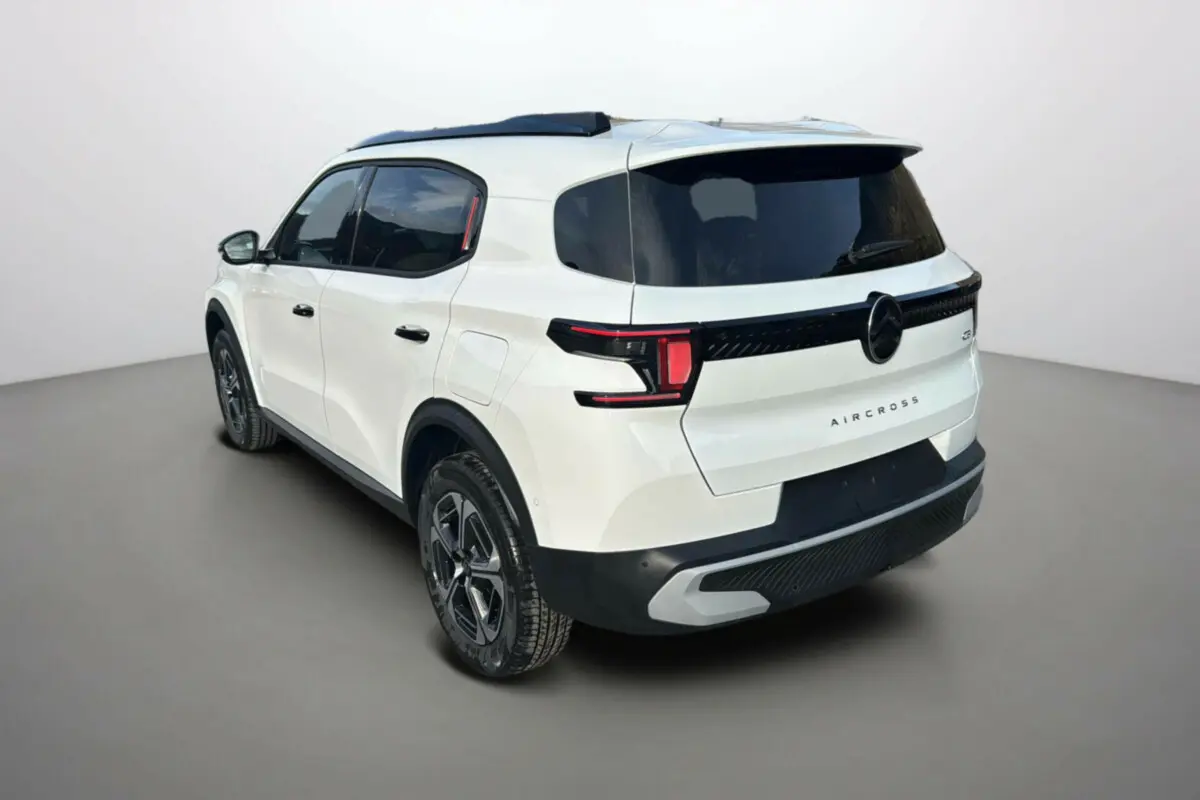 Vue 3/4 arrière droite du Citroën C3 Aircross blanc banquise avec vitres surteintées et feux arrière LED distinctifs.