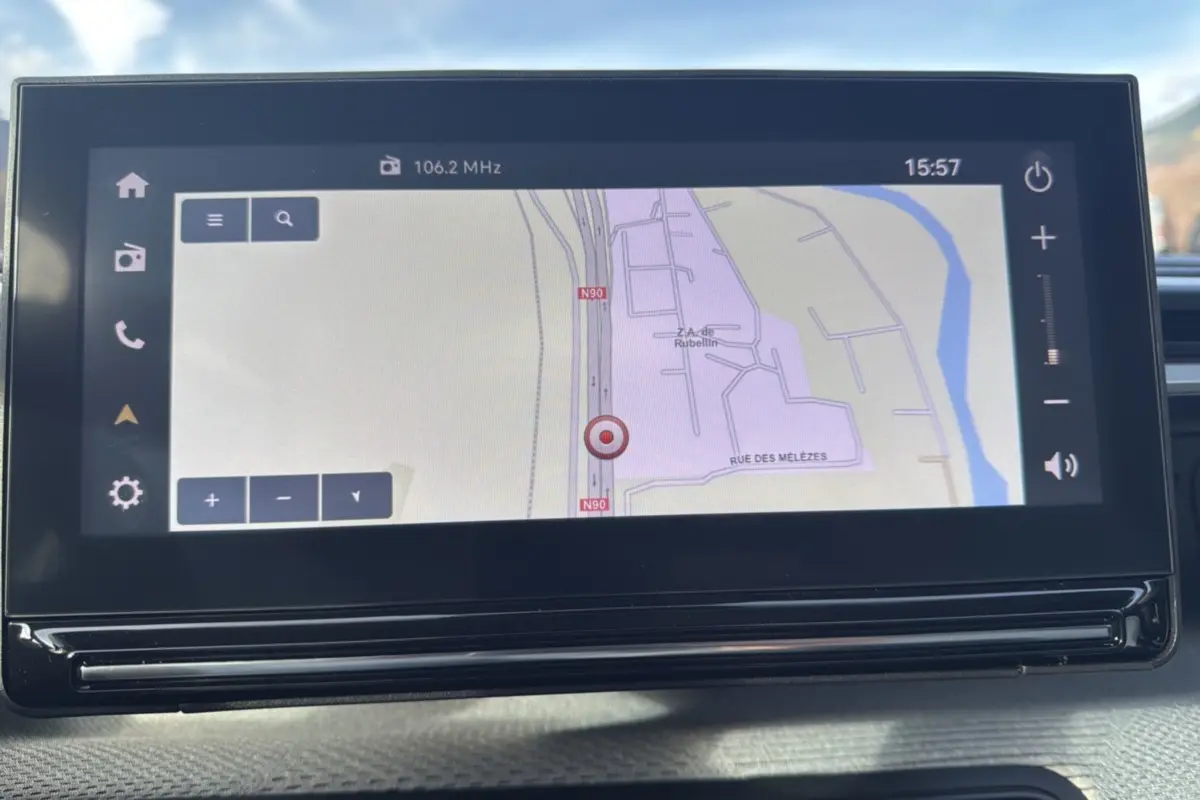 Écran tactile 10,25 pouces du Citroën C3 Aircross Hybrid 145 affichant une carte de navigation en intérieur.