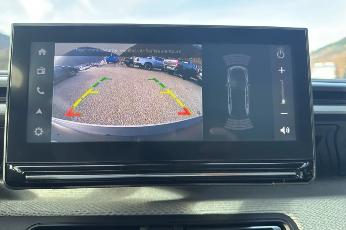 Écran tactile intérieur du Citroën C3 Aircross Hybrid 145 montrant la caméra de recul et les capteurs de stationnement.
