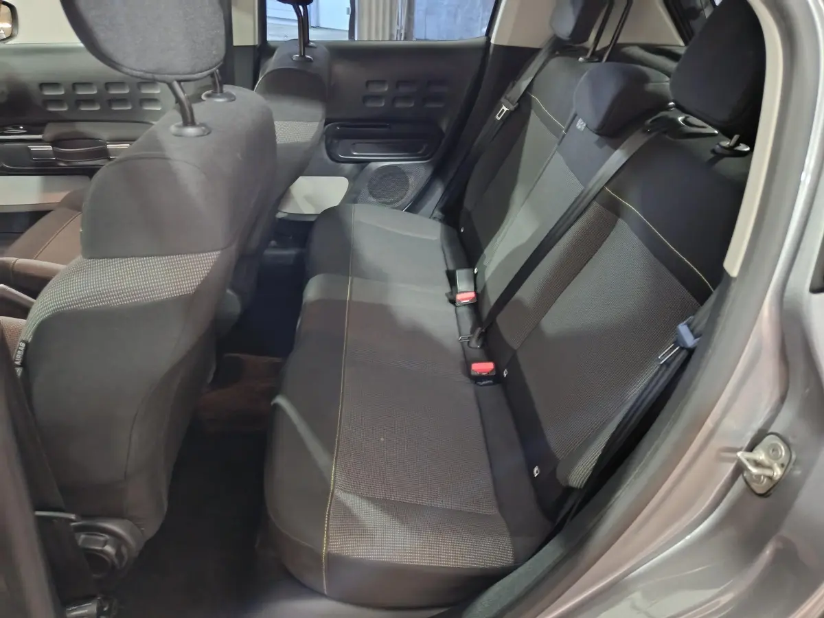 Vue intérieure côté droit sur la banquette arrière noire et grise de la Citroën C3 PureTech 83 BVM MAX 2024.