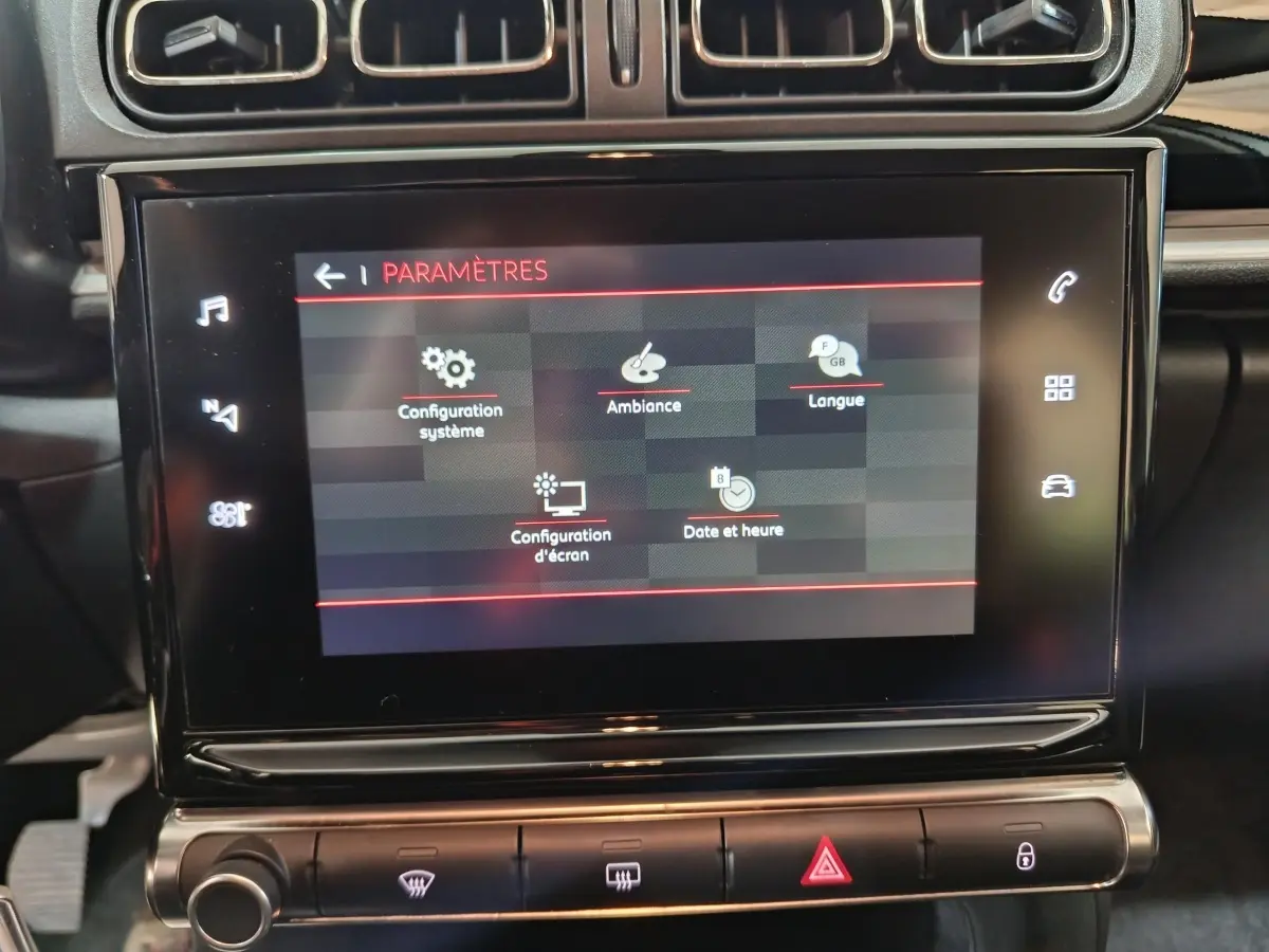 Vue rapprochée de l'écran tactile central du tableau de bord de la Citroën C3 2024, affichant le menu paramètres.