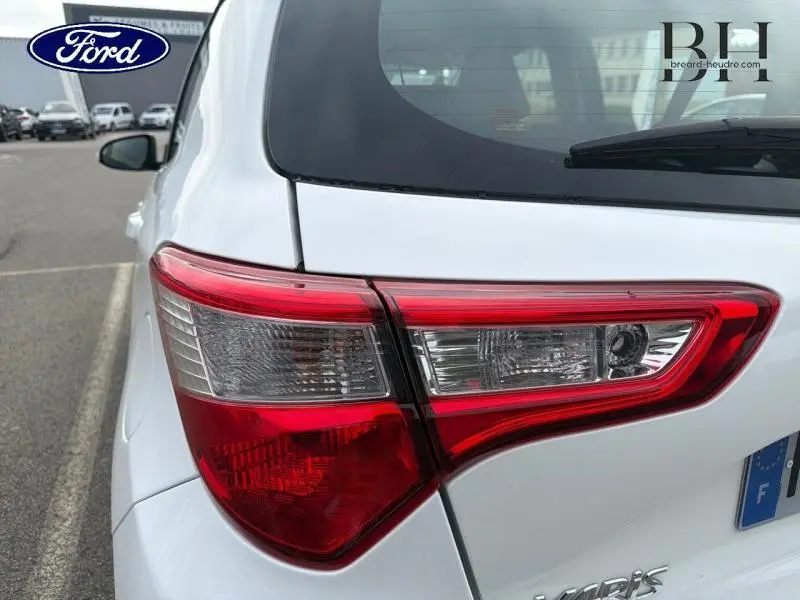 Gros plan sur le feu arrière droit blanc pur d'une Toyota Yaris 116h France Business 5 portes de 2020.