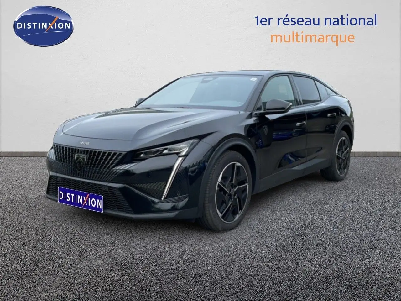 Peugeot 408 Hybrid 145ch noir métal vue 3/4 avant droit, avec calandre distinctive et jantes noires bicolores.