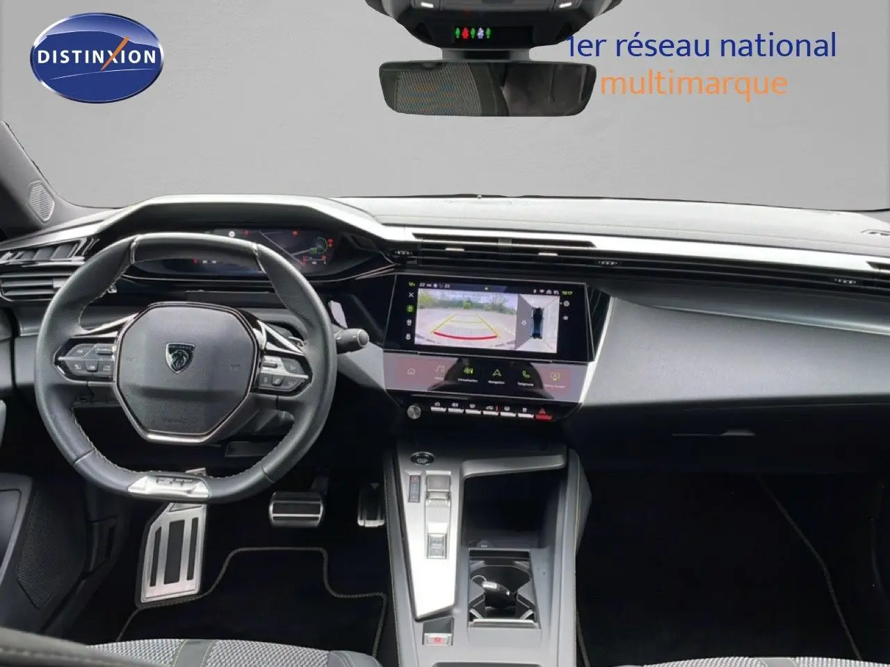 Intérieur noir de la Peugeot 408 Hybrid 145ch GT, vue du tableau de bord avec écran tactile et volant multifonction.