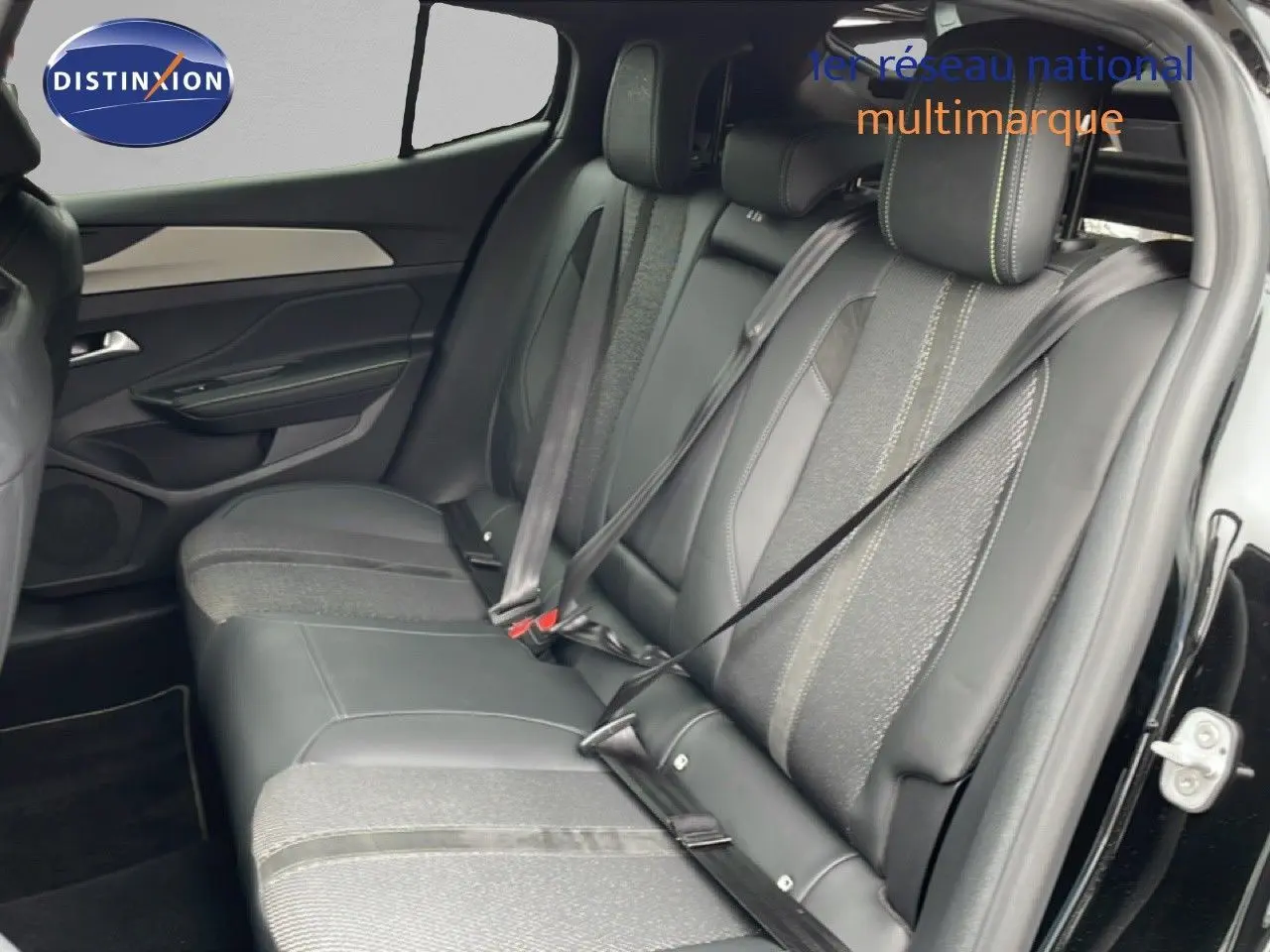 Vue intérieure côté droit des sièges arrière en cuir et tissu gris du Peugeot 408 Hybrid 145ch GT noir métal 2024.