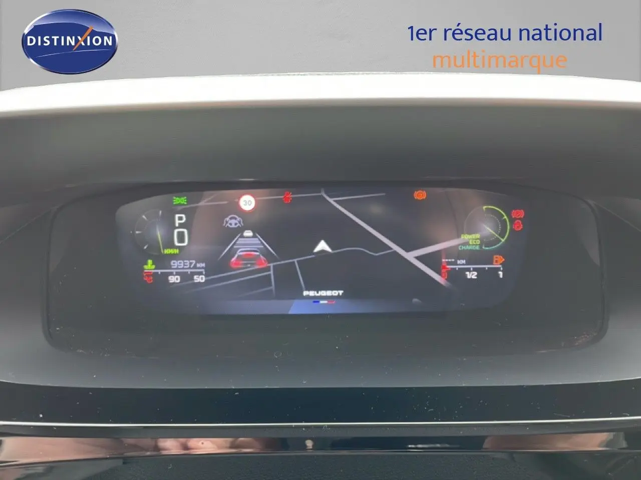 Tableau de bord numérique du Peugeot 408 Hybrid 145ch GT affichant la navigation et l’état du véhicule.