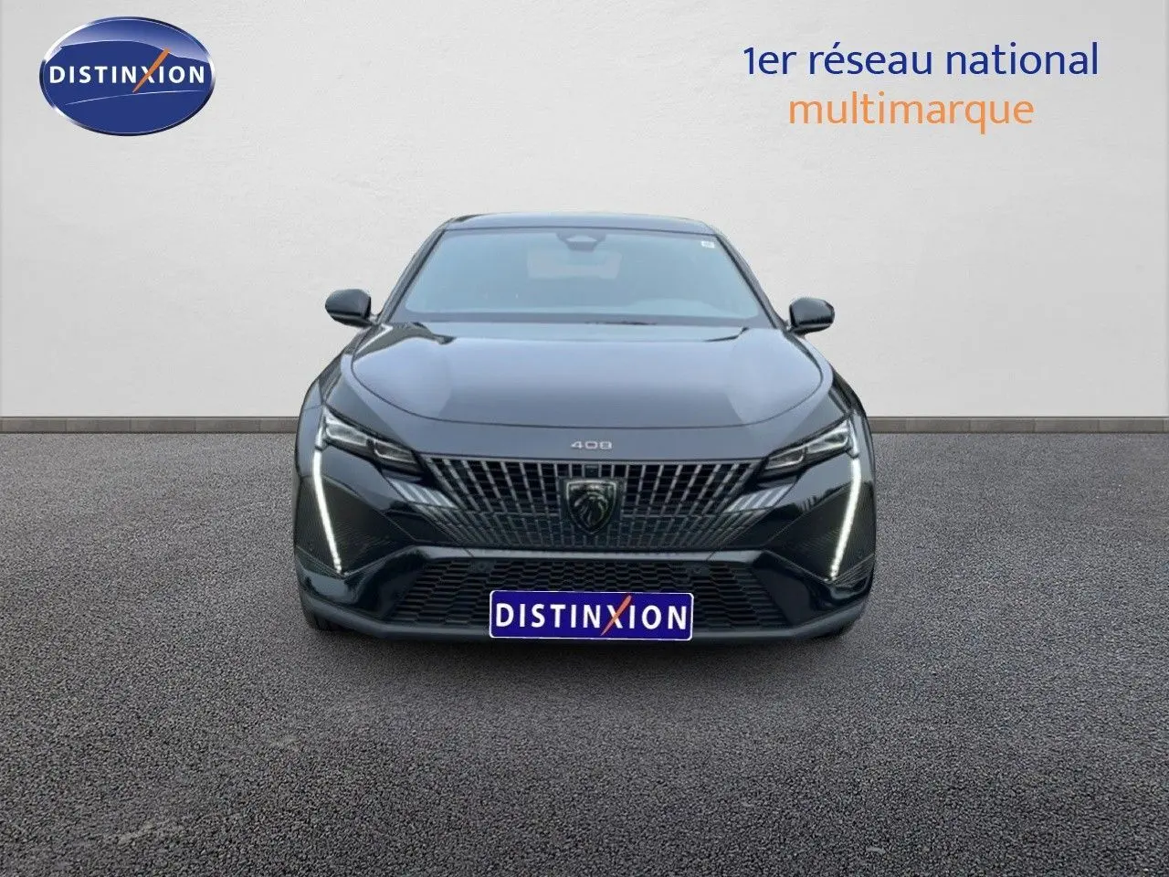 Vue avant d'une Peugeot 408 Hybrid 145ch GT noire métal avec feux LED verticaux allumés sur fond neutre.