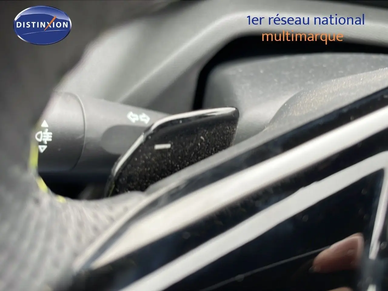Gros plan sur la commande de clignotant et palette de boîte automatique dans l’habitacle d’une Peugeot 408 noir métal.