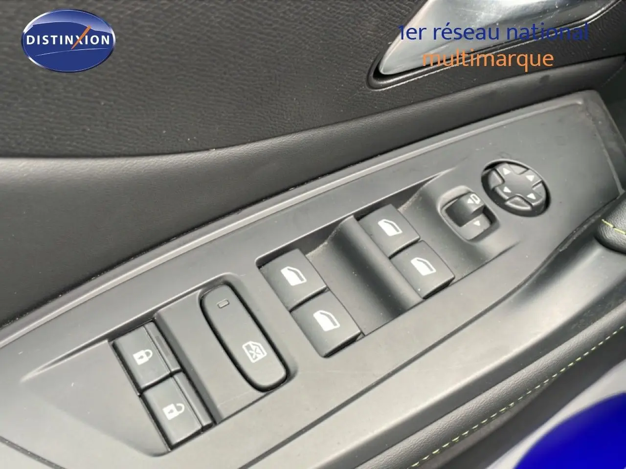 Détail des commandes des vitres et rétroviseurs côté conducteur sur Peugeot 408 Hybrid 145ch GT noir métal 2024.