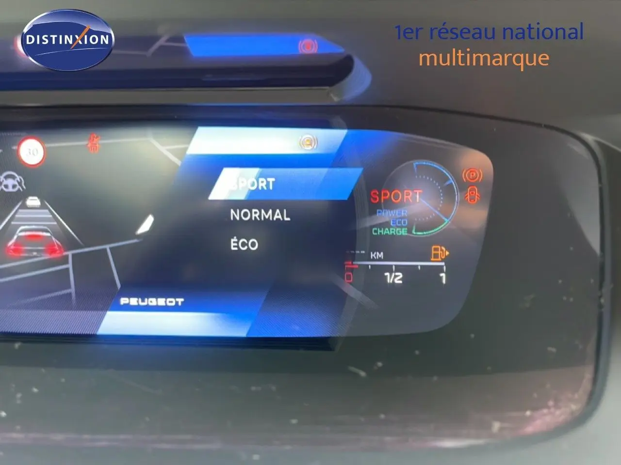 Tableau de bord numérique de Peugeot 408 Hybrid 145ch en mode Sport, affichant options de conduite et jauge carburant.