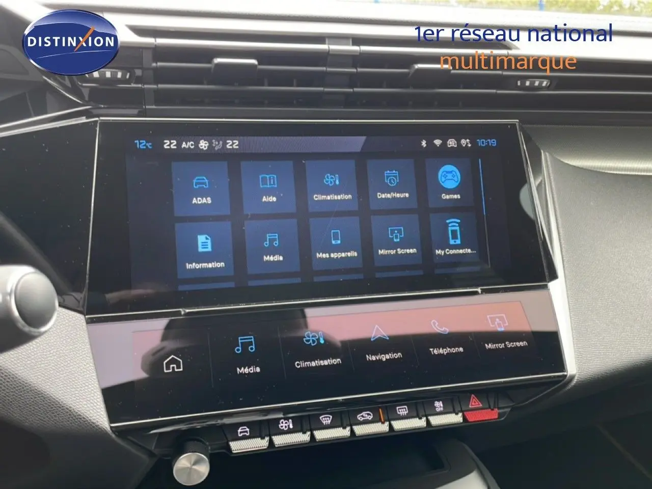 Vue rapprochée de l’écran tactile central du Peugeot 408 Hybrid 145ch GT 2024, affichage des options multimédia et climatisation.