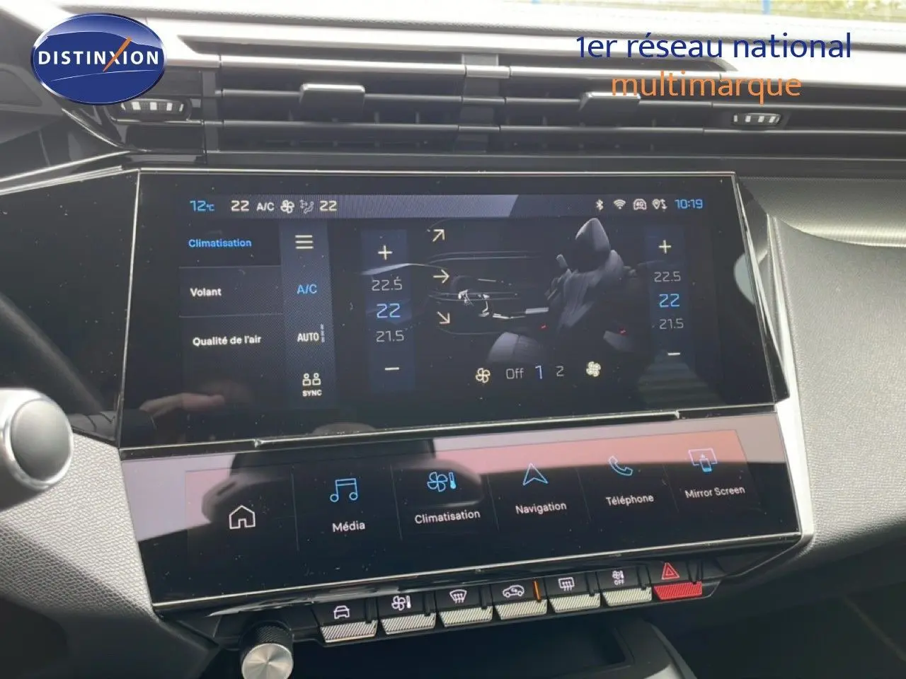 Écran tactile central du tableau de bord du Peugeot 408 Hybrid noir, affichant les réglages de climatisation et multimédia.
