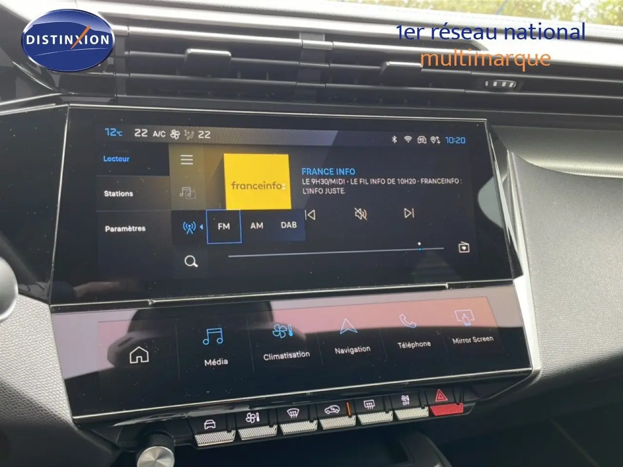 Vue rapprochée de l’écran tactile central du tableau de bord du Peugeot 408 noir métal, affichant la radio FM et les commandes multimédia.