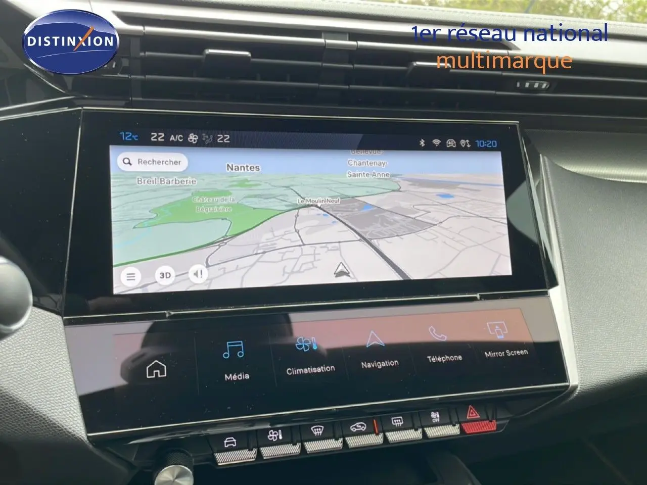Vue rapprochée de l’écran tactile central noir du tableau de bord du Peugeot 408 Hybrid 145ch GT 2024.
