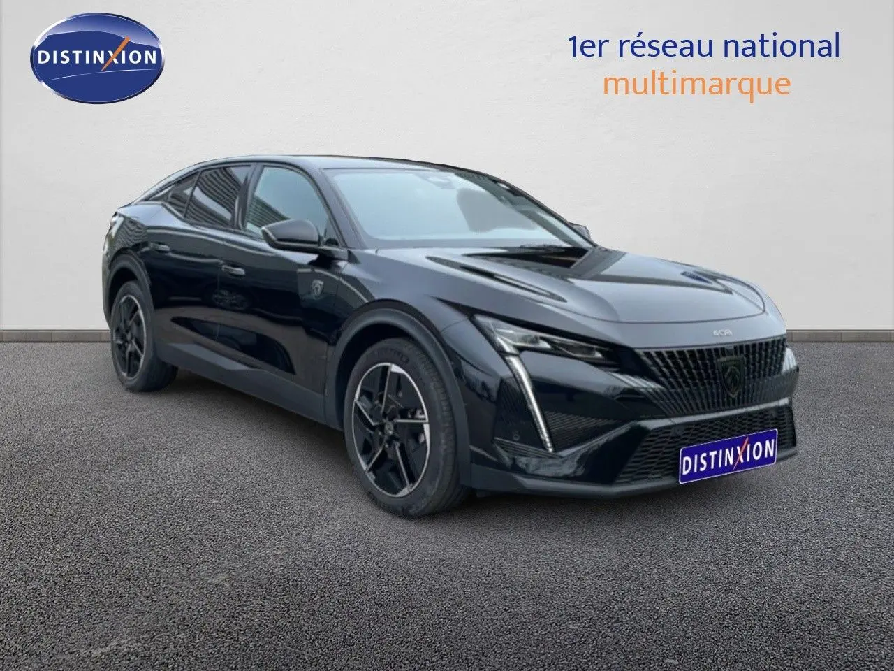 Peugeot 408 Hybrid 145ch GT noir métal en 3/4 avant droit, avec calandre et jantes noires distinctives.