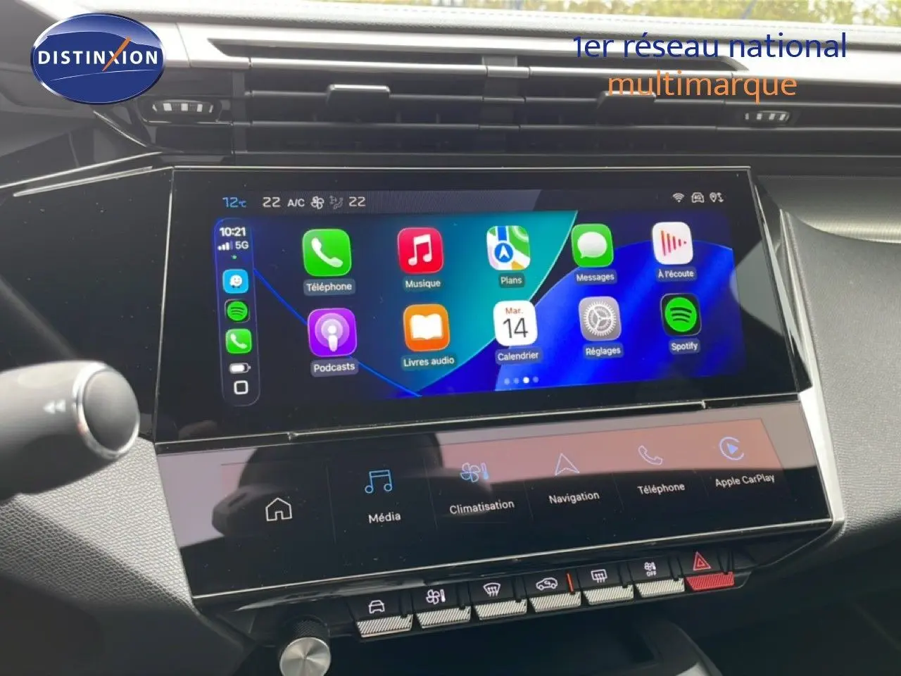 Écran tactile central multimédia de la Peugeot 408 Hybrid 145ch GT 2024, affichant Apple CarPlay et commandes climatisation.