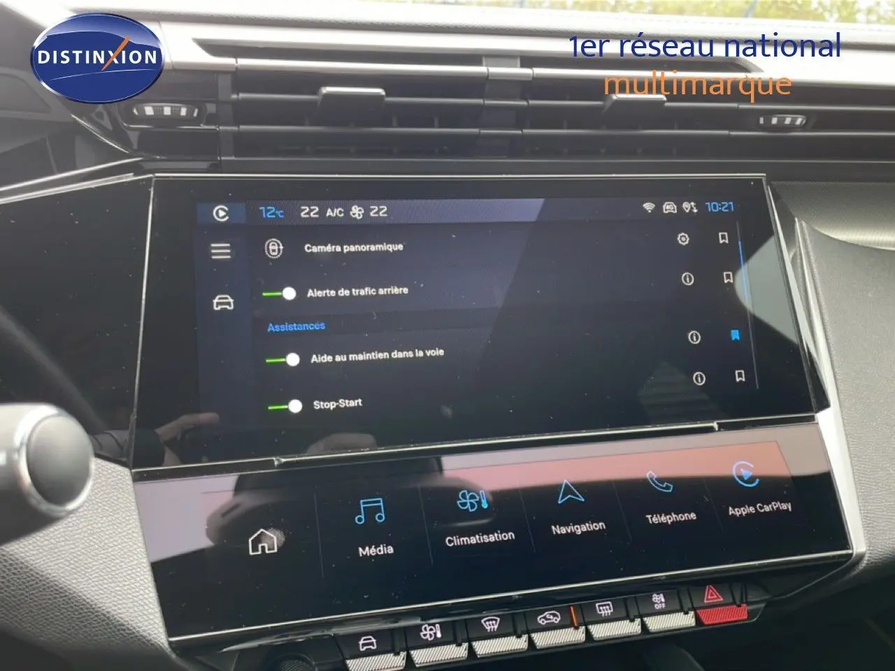 Vue rapprochée de l’écran tactile central du tableau de bord de la Peugeot 408 Hybrid 145ch GT noir métal, affichant les aides à la conduite.