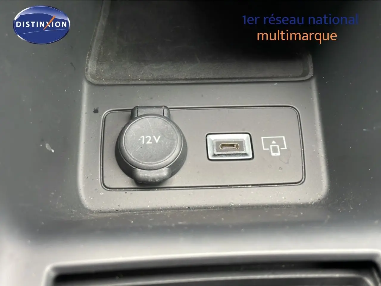 Gros plan sur la prise 12V et port USB-C dans l'habitacle du Peugeot 408 Hybrid 145ch noir métal 2024.