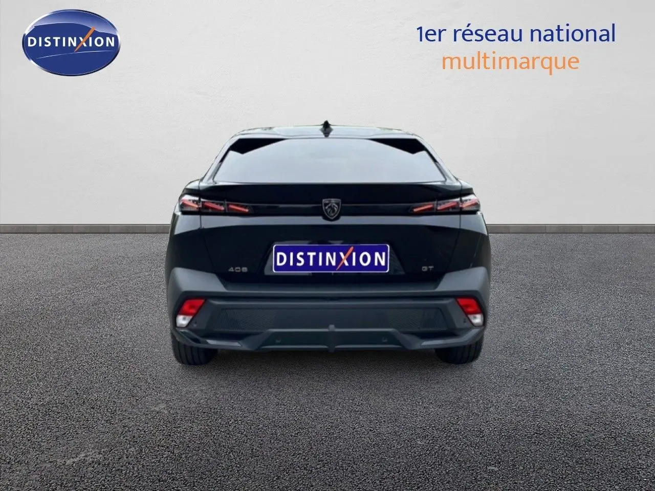 Vue arrière d'une Peugeot 408 Hybrid 145ch GT noire métal, avec feux LED fins et logo central distinctif.