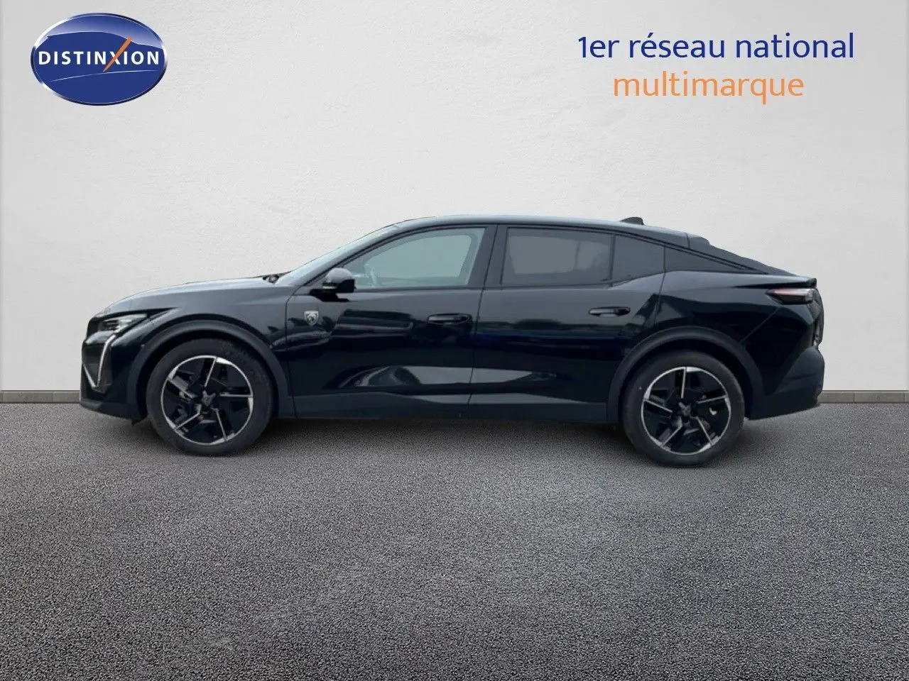 Profil côté gauche de la Peugeot 408 HYBRID 145CH GT noire métal, avec jantes noires et lignes modernes épurées.