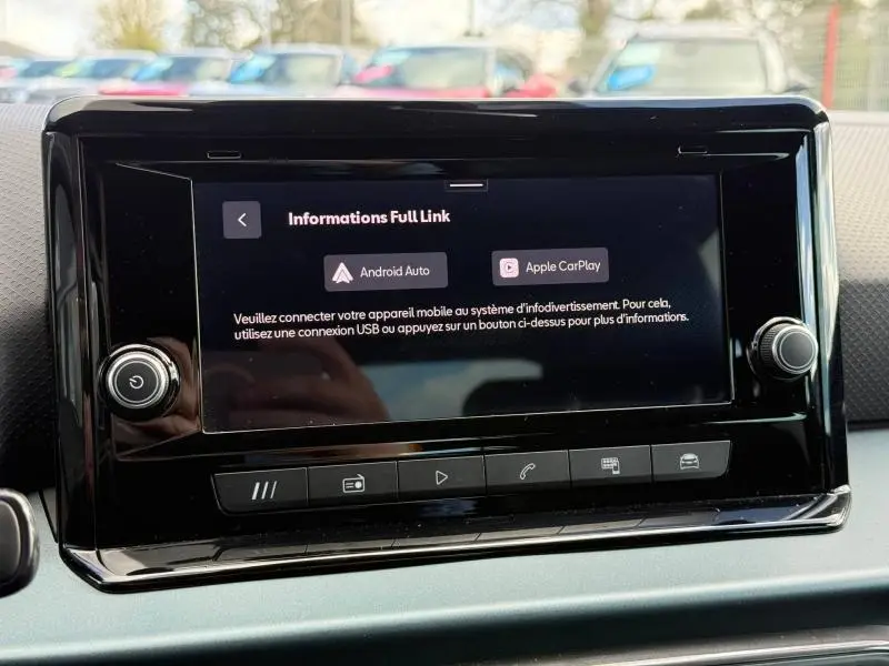 Écran tactile central du SEAT Arona 2025 affichant les options Android Auto et Apple CarPlay, entouré de boutons noirs.