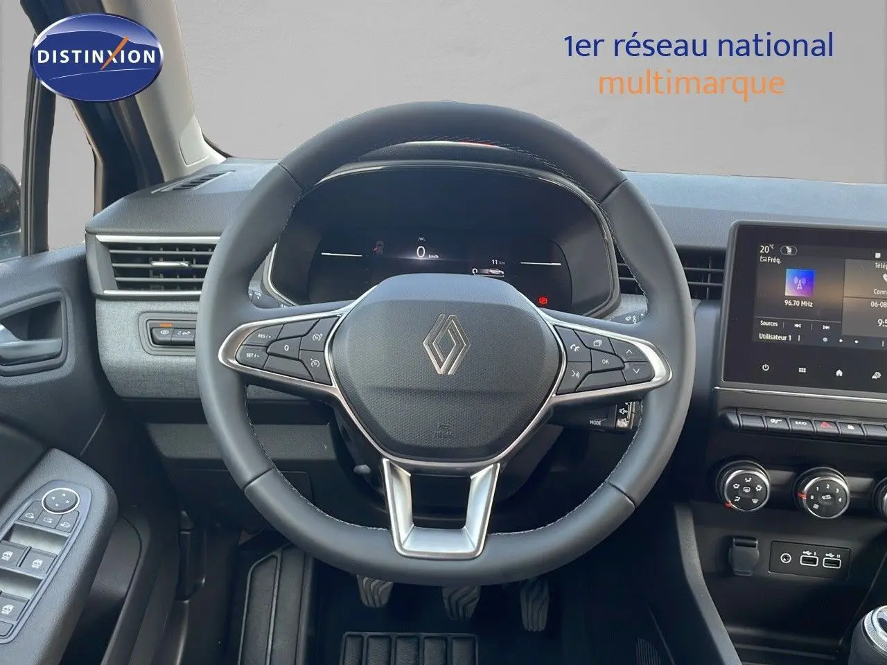 Vue rapprochée du volant noir de la Renault Clio 1.5 DCI 100CH Evolution 2025 avec tableau de bord digital et écran tactile.