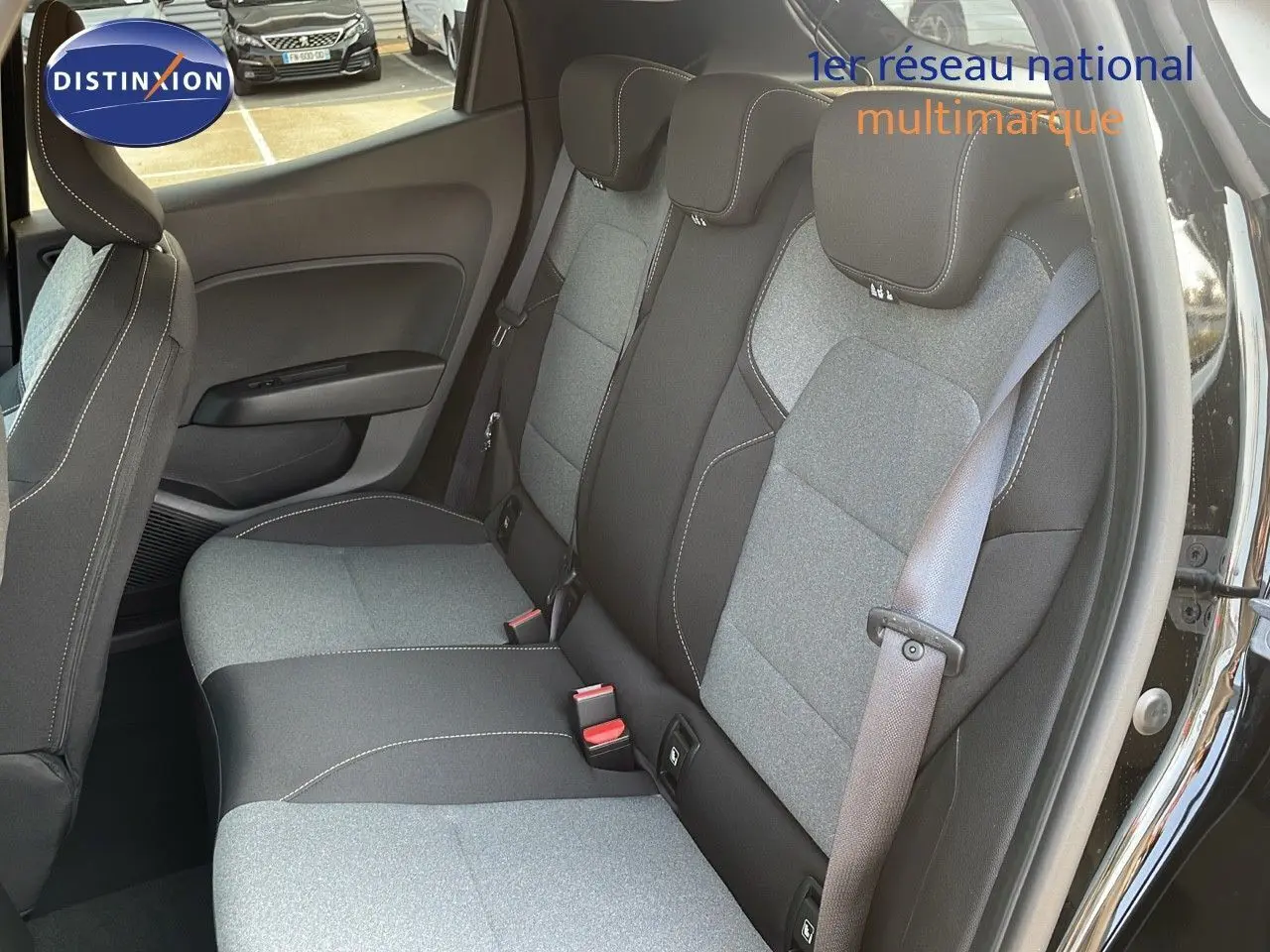 Vue intérieure de la banquette arrière gris clair et noir de la Renault Clio 1.5 DCI 100CH Evolution 2025 avec porte ouverte côté droit.