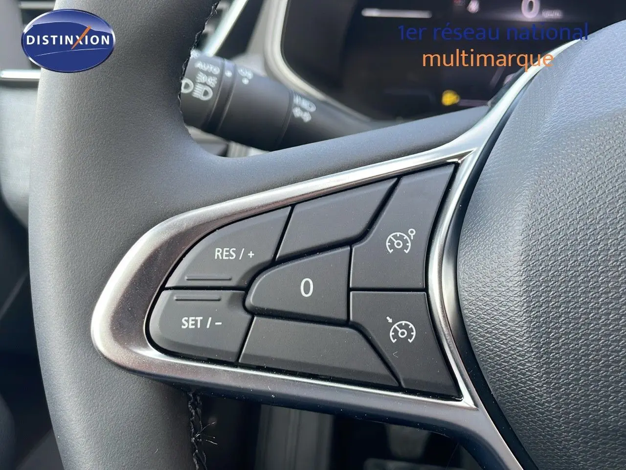 Gros plan sur les commandes de régulateur de vitesse au volant d'une Renault Clio 1.5 DCI noir étoile métal de 2025.