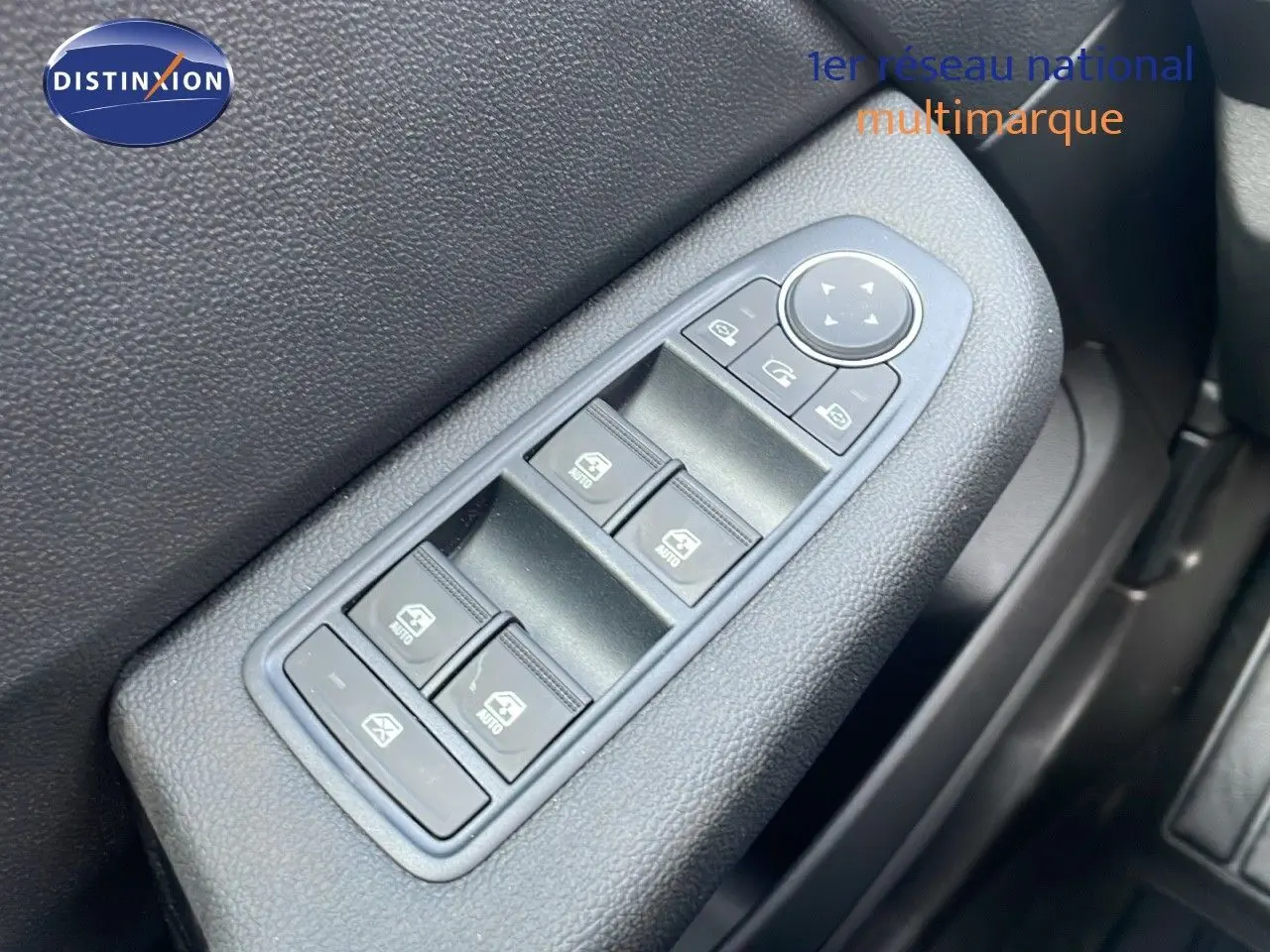 Commande des vitres électriques et réglage des rétroviseurs côté conducteur dans une Renault Clio noire 2025.