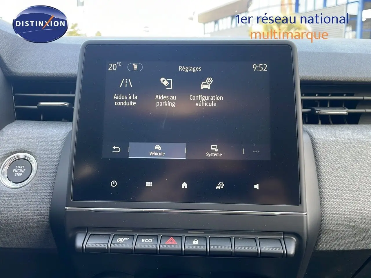 Écran tactile central affichant les réglages du véhicule dans une Renault Clio noire étoile métal, intérieur moderne.