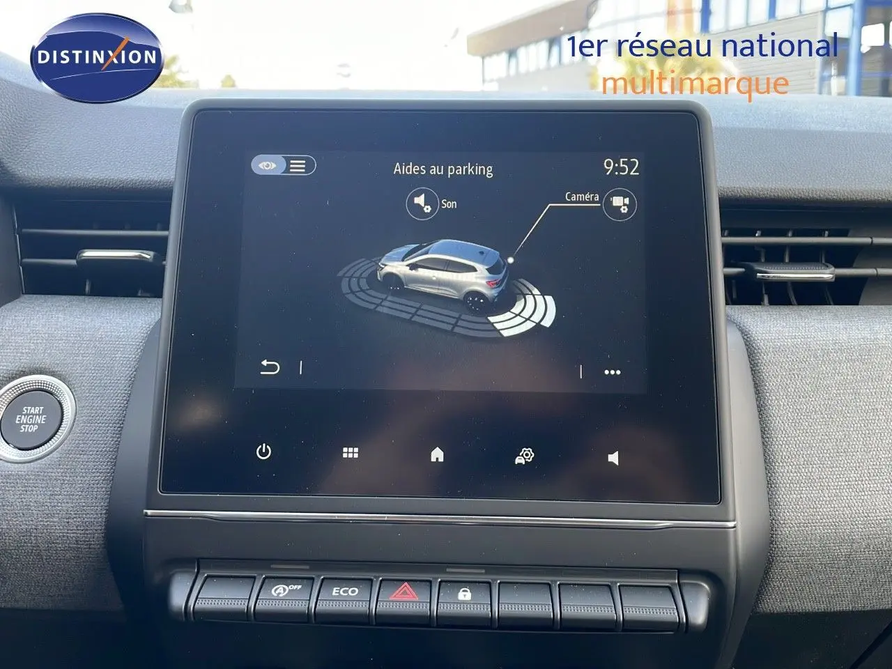 Écran tactile central affichant l'aide au parking dans une Renault Clio noire étoile métal, intérieur moderne et épuré.