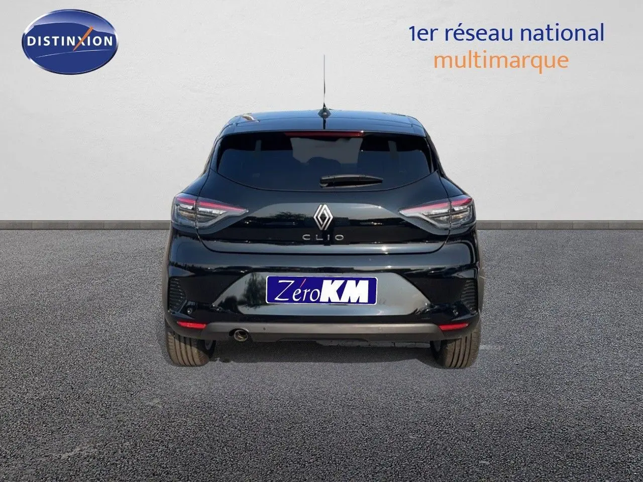 Vue arrière d'une Renault Clio 1.5 DCI 100ch Evolution noire étoile métal avec feux LED et plaque Zero KM.