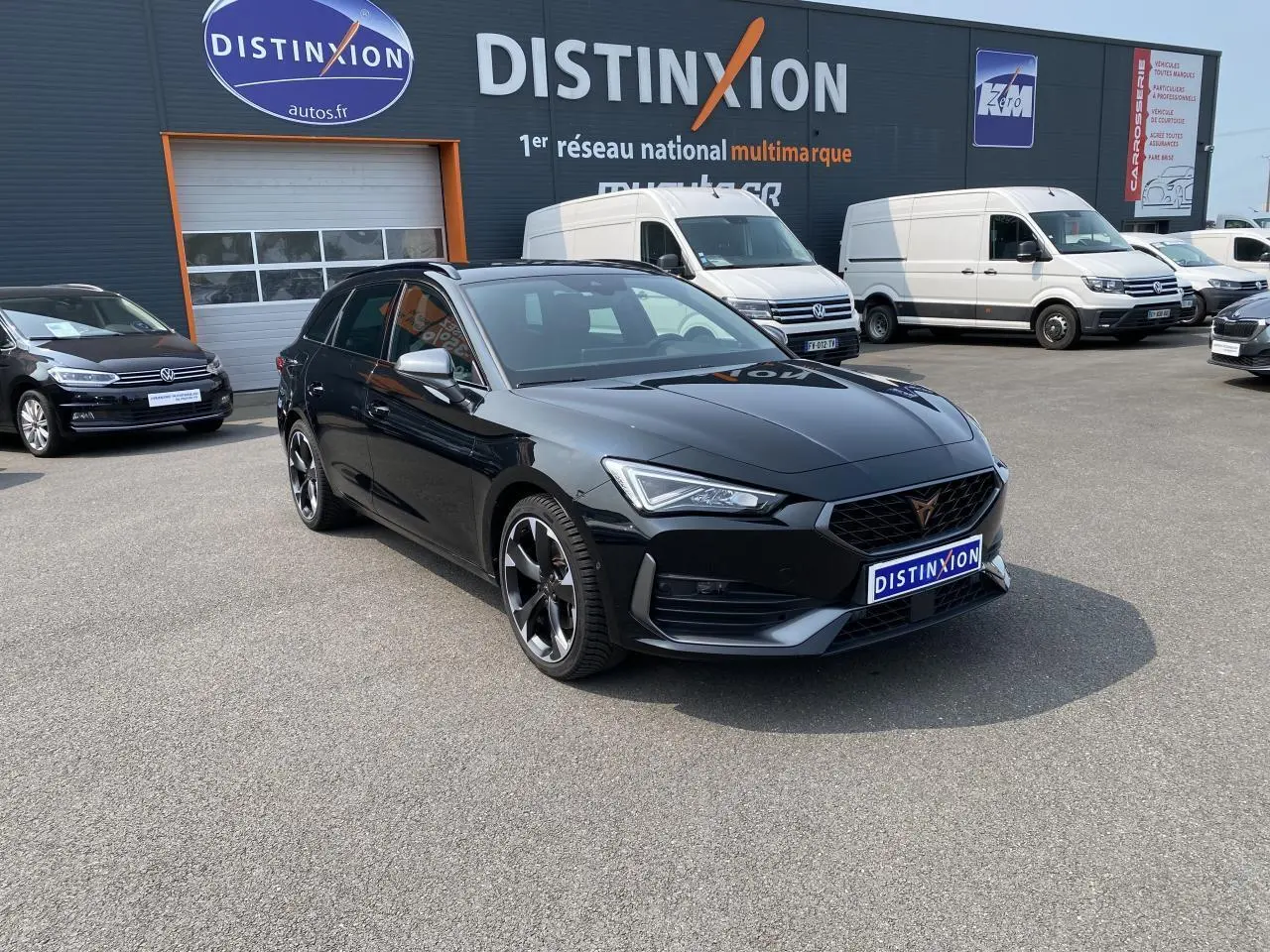 CUPRA Leon ST noir Midnight vue 3/4 avant droit, avec jantes sport et calandre distinctive Tri-LED.