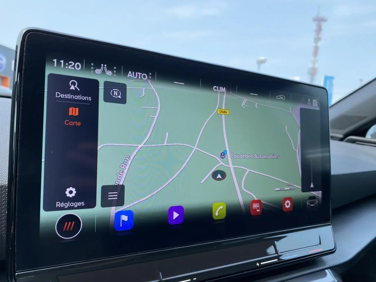 Écran tactile central affichant la navigation dans l'habitacle d'une CUPRA LEON ST 2024 noir Midnight.