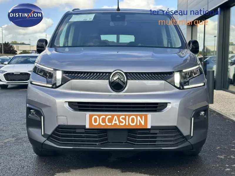 Vue frontale d'un Citroën Berlingo XL gris Artense avec phares LED et plaque "OCCASION" visible.