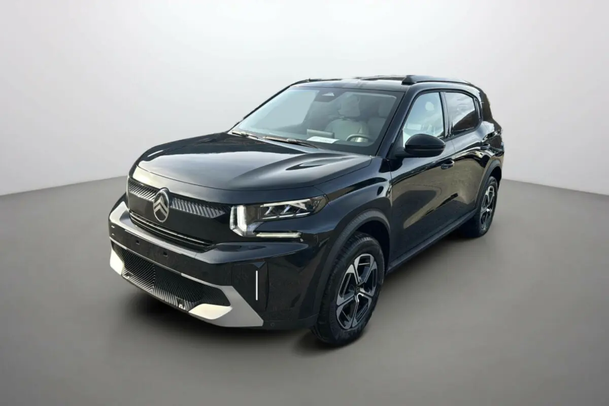 Citroën C3 Aircross Hybrid 145 noir perla nera en 3/4 avant droit avec jantes alu 17 pouces et toit noir.