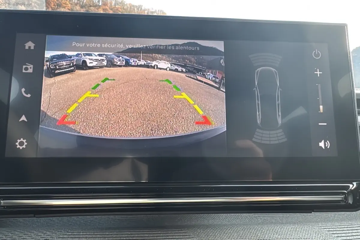 Écran tactile intérieur montrant la caméra de recul et les capteurs de stationnement du Citroën C3 Aircross noir perla nera.