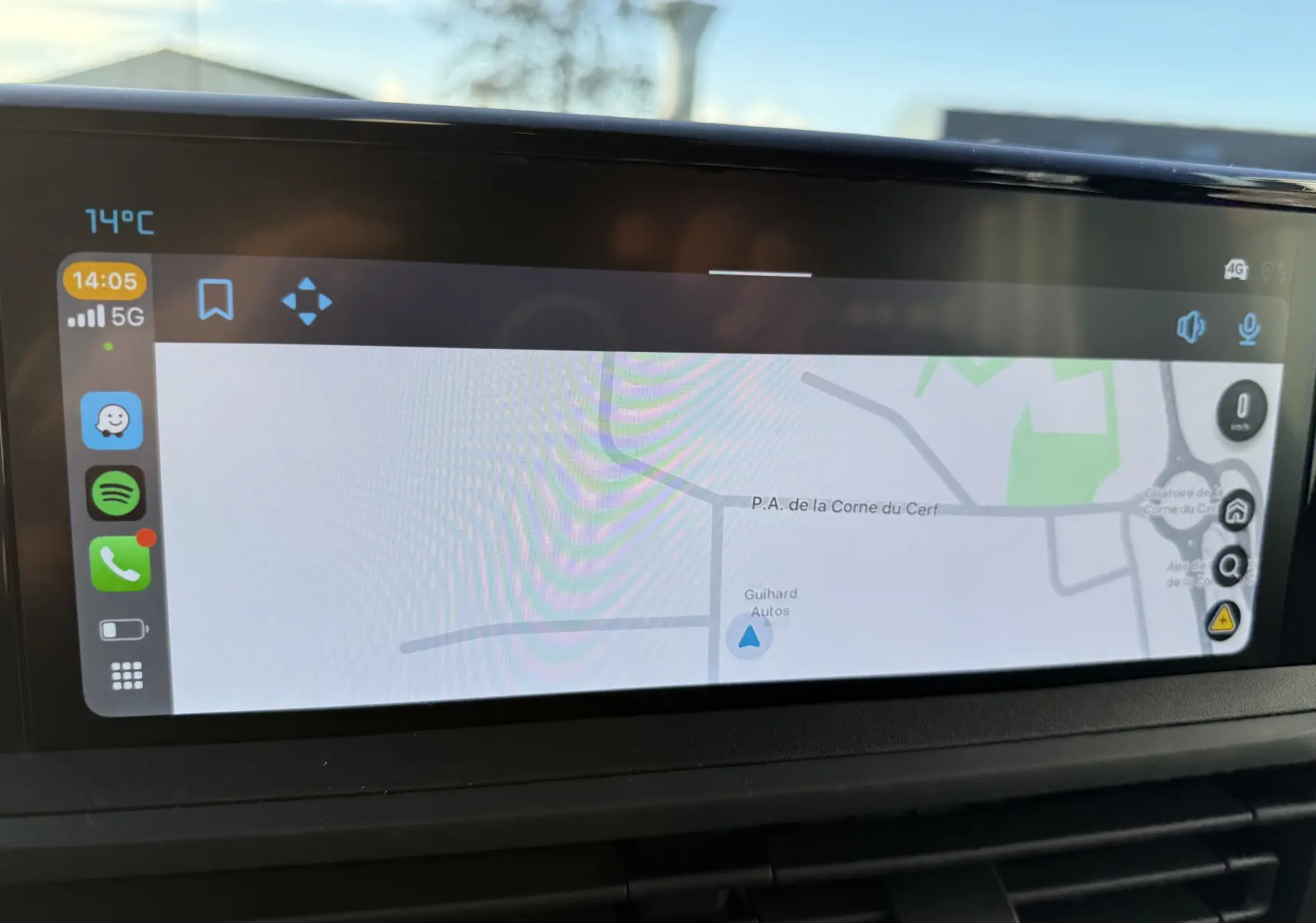 Écran tactile intérieur du Citroën Jumpy Cabine Approfondie XL 2025 affichant la navigation GPS et applications connectées.