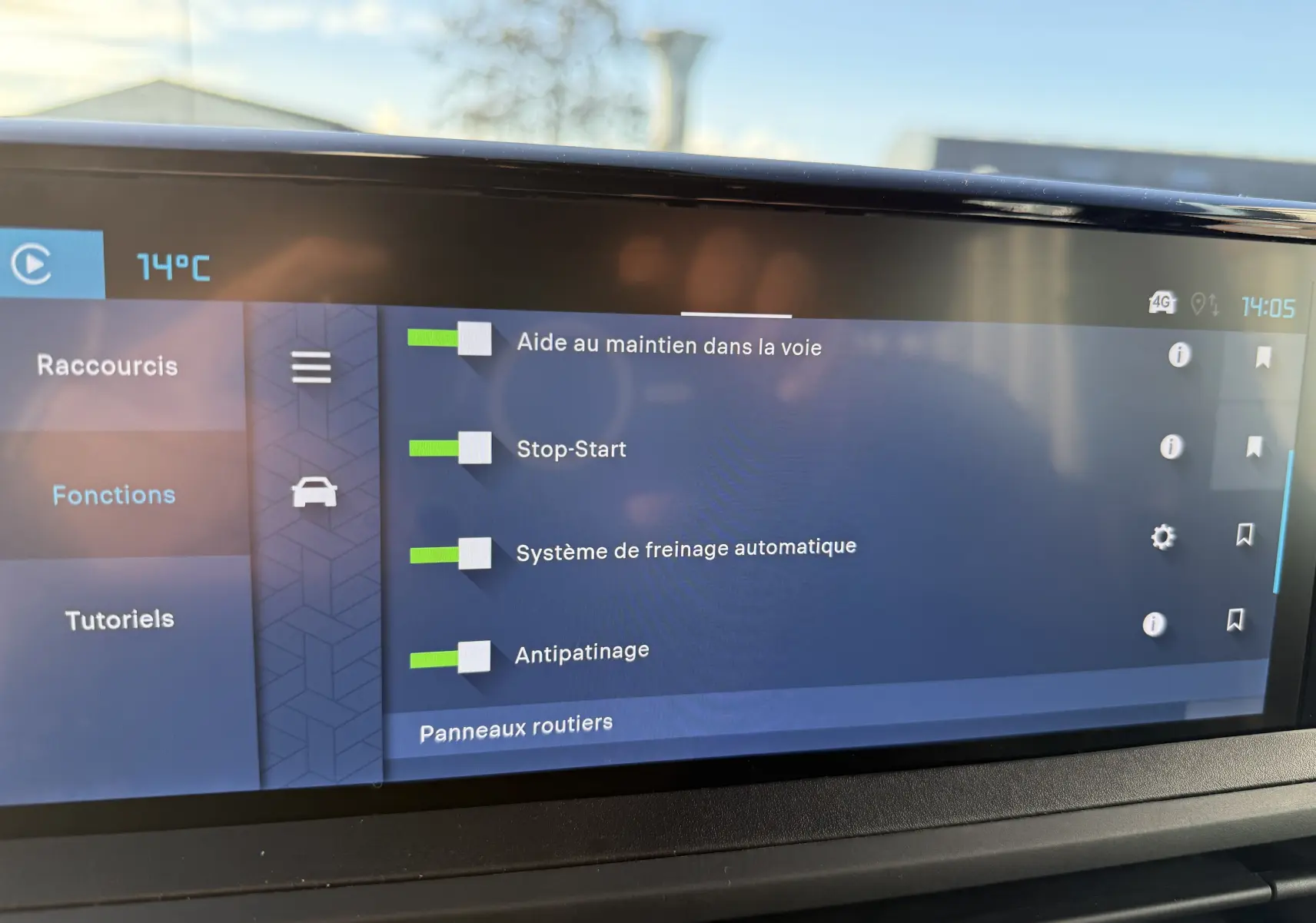 Écran tactile intérieur du Citroën Jumpy XL 2025 affichant les fonctions d'aide à la conduite avec interface bleue.