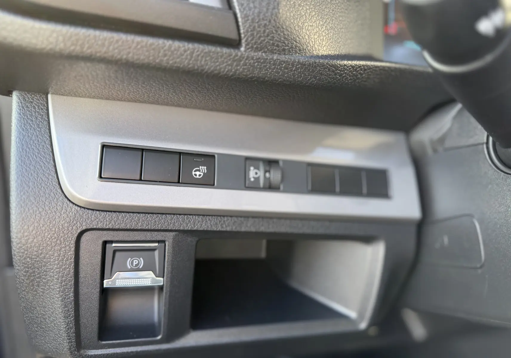 Détail du tableau de bord côté gauche du Citroën Jumpy Cabine Approfondie 2025 avec commandes de frein à main électrique et réglage phare.