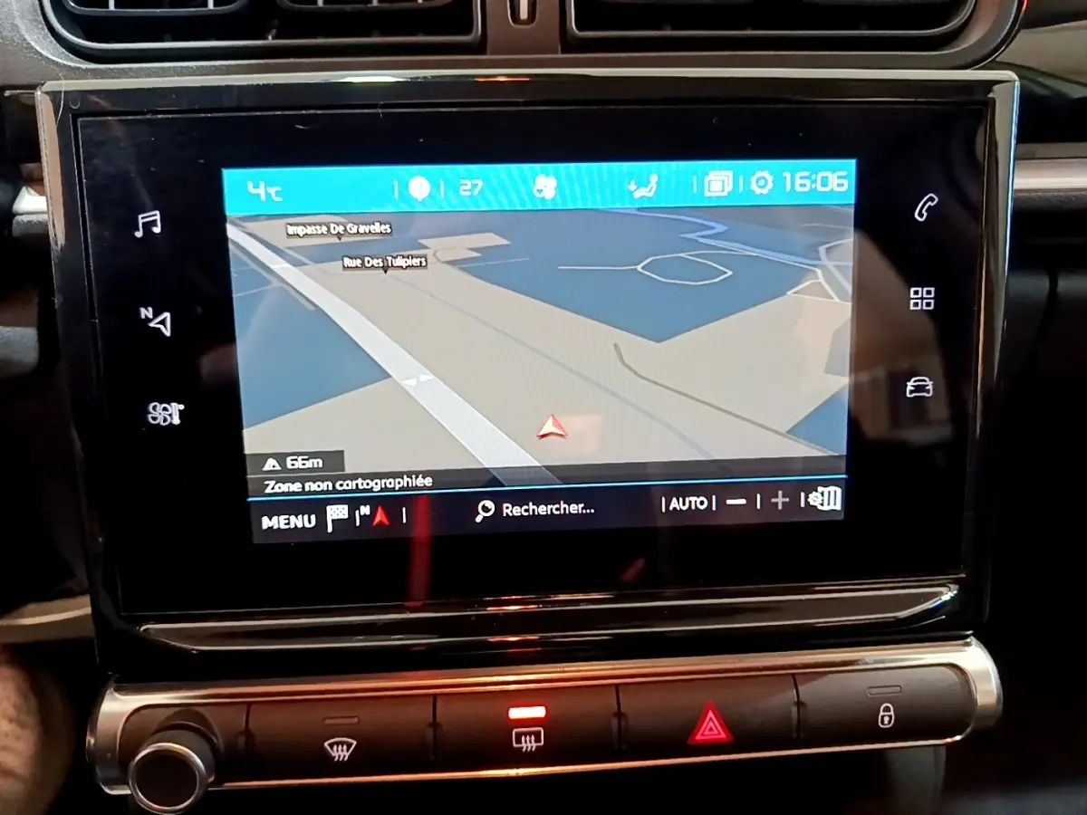 Écran tactile 7 pouces du système de navigation de la Citroën C3 PureTech 82 blanc, vue frontale rapprochée.